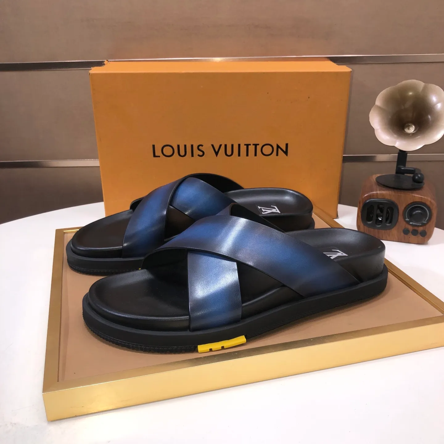 Men's shoes 💰400💰 [Louis Vuitton LV slippers] (high-end cowhide) counter 1:1 fashion style, a must-have for summer! The designer used LV’s iconic outsole. The original simple slippers instantly become fashionable! The upper is made of flexible special cowhide leather straps alternately, and the workmanship is exquisite! A must-have for stylish men in summer, size 38-45 (45 customized)